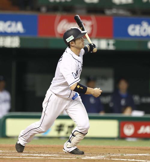 西武対日本ハム　6回裏西武1死一塁、左越え適時三塁打を放つ外崎（撮影・黒川智章）
