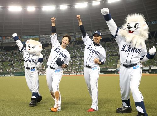 西武対日本ハム　試合後、スタンドに向かって「アップルパンチ」ポーズの外崎（左）と平井（撮影・黒川智章）