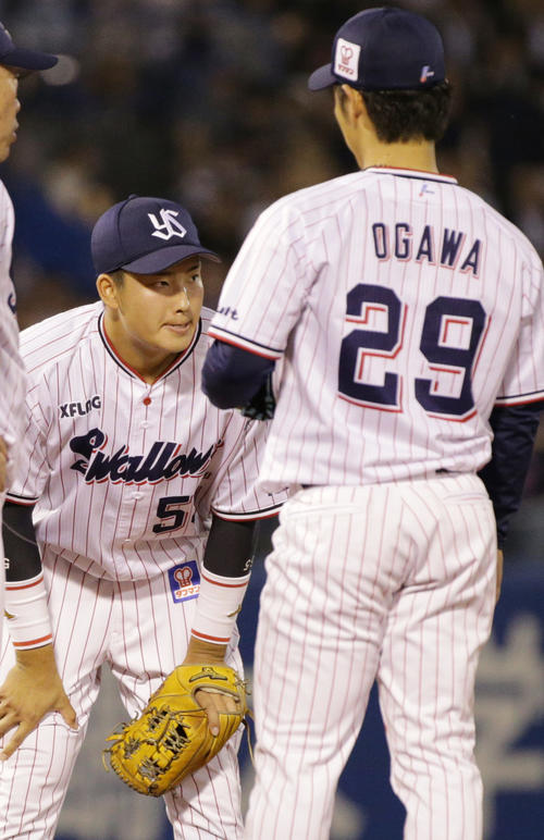 ヤクルト対中日　2度目のエラーにショックの色を隠せないヤクルト村上。右は小川（撮影・中島郁夫）