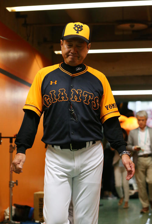巨人対広島　広島に敗れ厳しい表情で引き揚げる巨人原監督（撮影・垰建太）