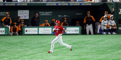 巨人対広島　9回表広島無死二塁、長野は中前打を放ち、古巣巨人の原監督（奥）らが見つめる中、一塁に向かう（撮影・浅見桂子）