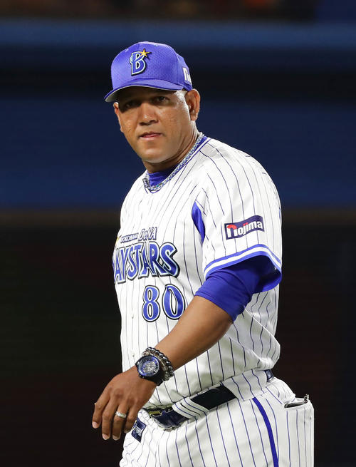 DeNA対阪神　9回、選手の交代を告げるDeNAのラミレス監督（撮影・丹羽敏通）