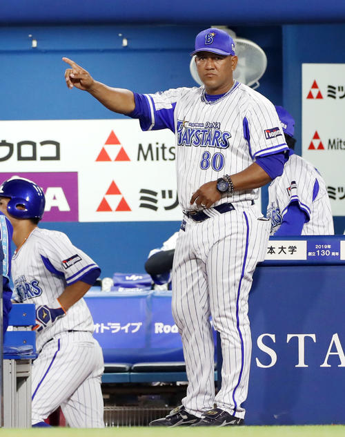 DeNA対阪神　8回裏DeNA無死一塁、代走を告げるラミレス監督（撮影・加藤哉）