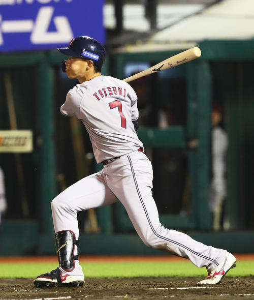 楽天対オリックス　5回裏楽天無死一塁、中越え適時三塁打を放つ辰己（撮影・足立雅史）