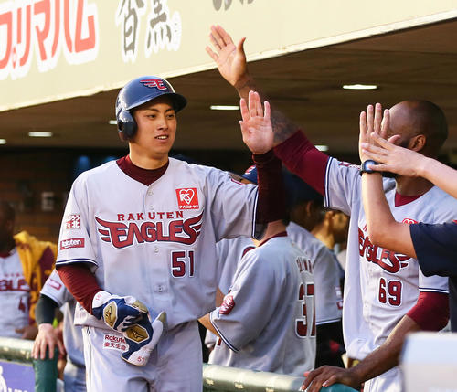 楽天対オリックス　3回裏楽天2死二塁、茂木の右前適時打で生還し笑顔を見せる小郷（撮影・足立雅史）