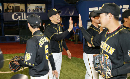 DeNA対阪神　DeNAに勝利し大山（右）らナインをハイタッチで迎える矢野監督（撮影・加藤哉）