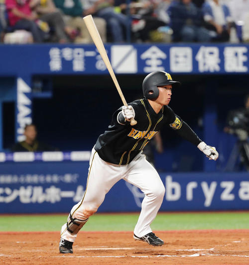 DeNA対阪神　7回表阪神無死、近本は右翼線に三塁打を放つ（撮影・丹羽敏通）