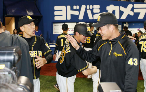 DeNA対阪神　DeNAに勝利し守屋（右）らナインをハイタッチで迎える矢野監督（撮影・加藤哉）