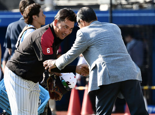 ロッテ対ソフトバンク　試合前練習でソフトバンク王球団会長（手前）と握手を交わすロッテ井口監督（撮影・滝沢徹郎）