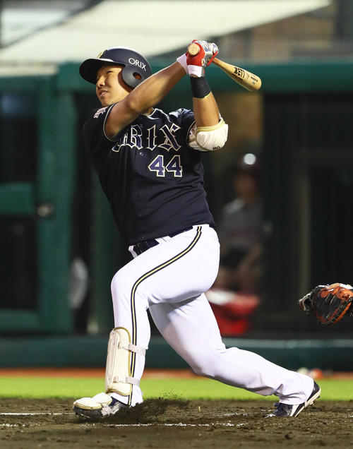 楽天対オリックス　4回表オリックス1死二、三塁、左犠飛を放つ頓宮（撮影・足立雅史）