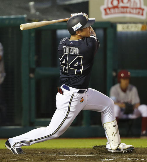 4回オリックス1死二、三塁、頓宮が同点の左犠飛を放つ（共同）