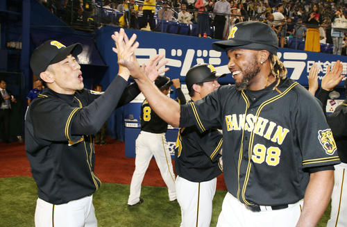 DeNA対阪神　DeNAに勝利しドリス（右）らナインをハイタッチで迎える矢野監督（撮影・加藤哉）