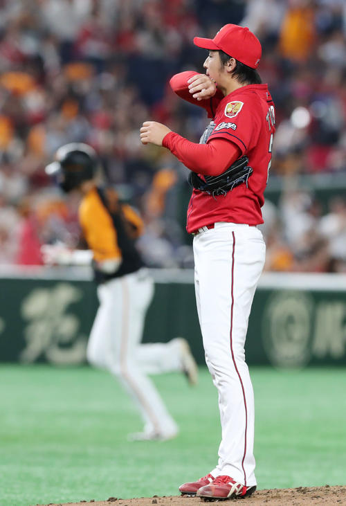 巨人対広島　1回表巨人1死、坂本勇人（左）に先制のソロ本塁打を浴びる床田（撮影・垰建太）