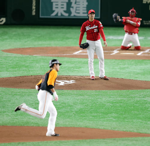 巨人対広島　1回裏巨人1死、坂本勇に中越えソロ本塁打を許し悔しそうな床田（撮影・浅見桂子）