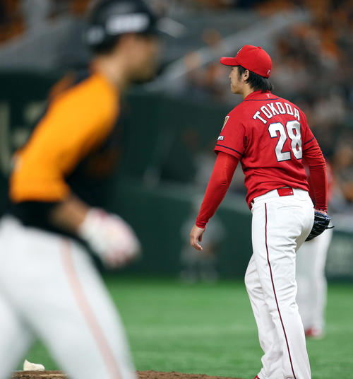 巨人対広島　5回裏巨人2死、坂本勇（手前）にこの日2本目となるソロ本塁打を打たれる床田（撮影・狩俣裕三）