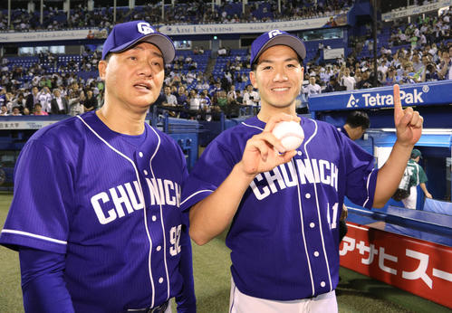 ヤクルト対中日　与田監督（左）から初勝利を祝福される中日勝野（撮影・中島郁夫）