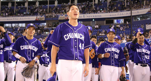 ヤクルト対中日　レフトスタンドにお礼を伝える中日勝野（撮影・中島郁夫）