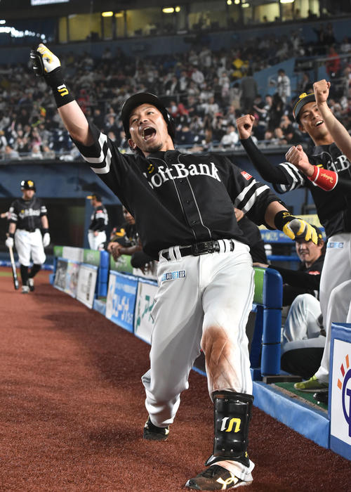 ロッテ対ソフトバンク　10回表ソフトバンク無死、松2打者連続となる右越えソロ本塁打を放った松田宣（手前）は生還しポーズを決める（撮影・滝沢徹郎）