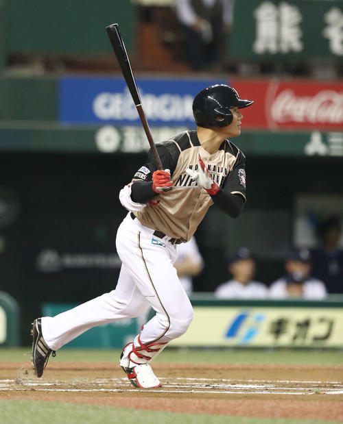西武対日本ハム　6回表日本ハム無死満塁、中犠飛を放つ清宮（撮影・黒川智章）