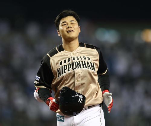 西武対日本ハム　8回表日本ハム2死、中飛に終わり顔をしかめる清宮（撮影・黒川智章）