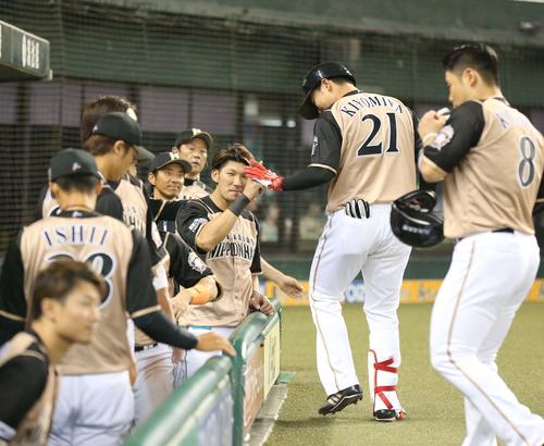 西武対日本ハム　6回表日本ハム無死満塁、中犠飛を放った清宮を出迎えるナイン（撮影・黒川智章）