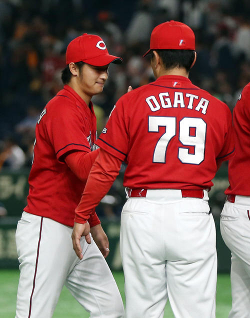 巨人対広島　試合後、緒方監督（右）とタッチを交わす床田（撮影・狩俣裕三）