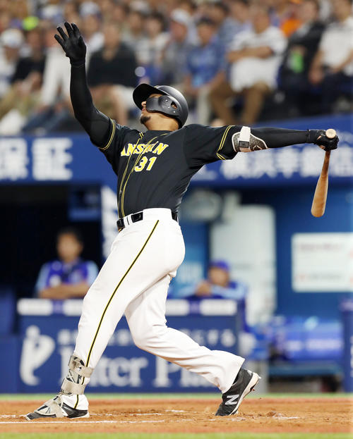 DeNA対阪神　6回表阪神1死満塁、マルテは左飛を放ち犠飛とする（撮影・加藤哉）