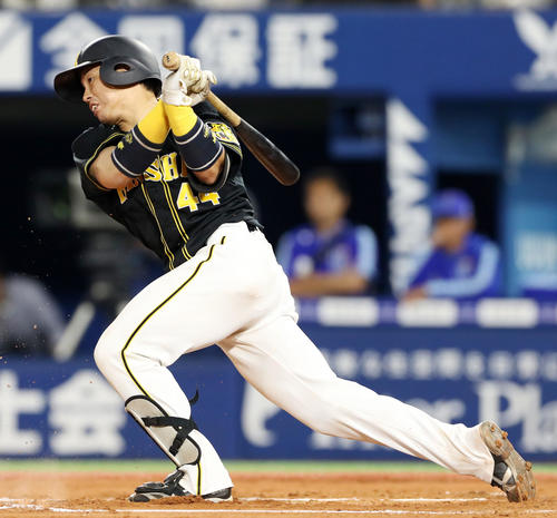 DeNA対阪神　6回表阪神1死一、二塁、梅野は遊ゴロ内野安打を放つ（撮影・加藤哉）