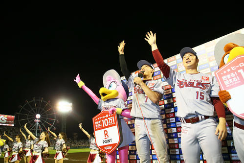 楽天対オリックス　投打のヒーローとなった楽天の辰己（左）と美馬は楽天恒例の「バーン」でファンの声援に応える（撮影・足立雅史）