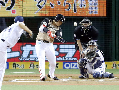 6回表日本ハム無死満塁、中犠飛を放つ清宮。投手小川（撮影・河野匠）