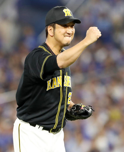 8回裏DeNA2死一、二塁、藤川は石川を空振り三振に仕留めてガッツポーズ（撮影・加藤哉）