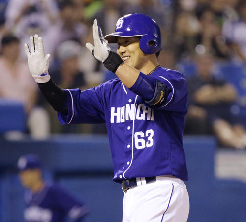 ヤクルト対中日　4回表中日無死、勝ち越し本塁打を放ち笑顔で生還する堂上（撮影・中島郁夫）