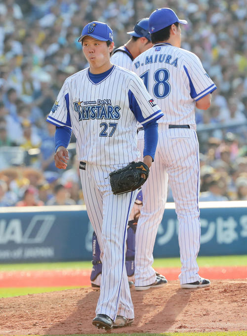 DeNA対阪神　9回途中で降板するDeNA上茶谷。後方は三浦コーチ（撮影・丹羽敏通）
