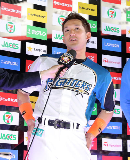 インタビューを受ける日本ハム杉谷（19年5月23日、撮影・佐藤翔太）