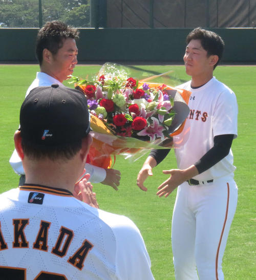 現役を引退した元巨人上原氏は2軍へあいさつに訪れ、巨人畠から花束を受け取る（撮影・桑原幹久）
