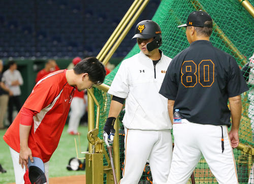 巨人対広島　試合前、巨人中島（中央）は広島会沢（左）の謝罪を受ける（撮影・垰建太）