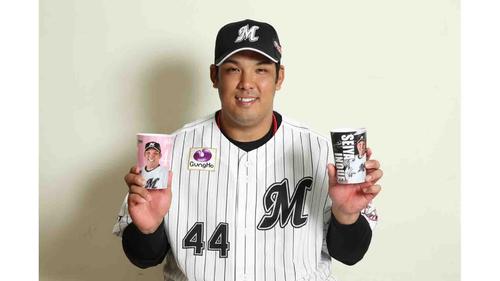 オリジナルカップを手に持つロッテ井上（球団提供）