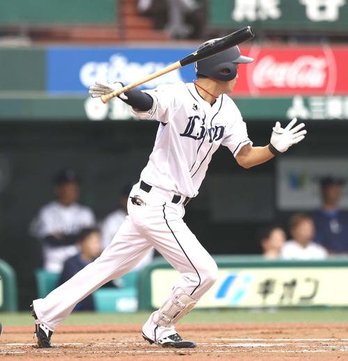 1回裏西武2死一塁、左越え二塁打を放つ戸川（撮影・黒川智章）