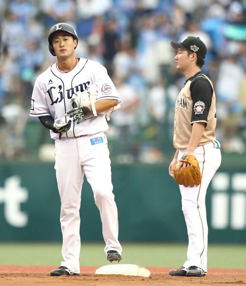西武対日本ハム　1回裏西武2死一塁、左越え二塁打を放つ戸川（撮影・黒川智章）