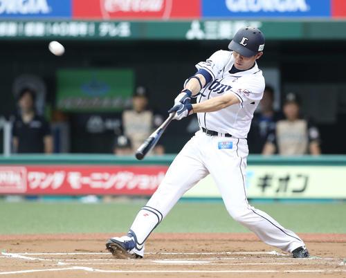 西武対日本ハム　1回裏西武無死、左越え先頭打者本塁打を放つ秋山（撮影・河野匠）