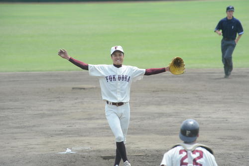 九州6大学野球　福岡大対九国大　春3連覇が決まった瞬間、先発完投した福岡大の村上幸人投手が両手を広げて喜ぶ（撮影・浦田由紀夫）