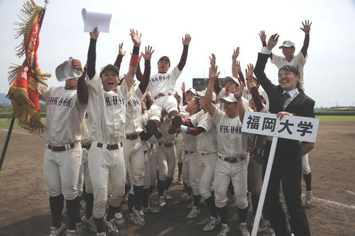 九州6大学野球　福岡大対九国大　春3連覇を達成した福岡大ナインが、堀壮太監督を胴上げする（撮影・浦田由紀夫）