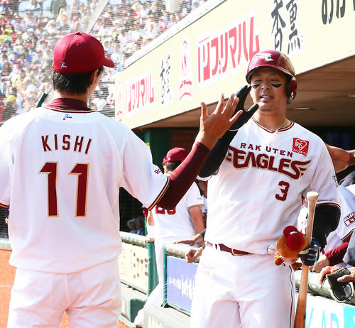 4回裏楽天2死、浅村（右）は左越え本塁打を放ち岸とタッチを交わす（撮影・足立雅史）