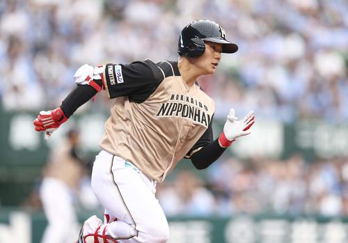 西武対日本ハム　4回表日本ハム2死満塁、右翼線に2点適時二塁打を放つ清宮（撮影・黒川智章）