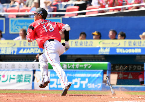 ロッテ対ソフトバンク　2回裏ロッテ1死、平沢は右中間へソロ本塁打を放つ（撮影・滝沢徹郎）