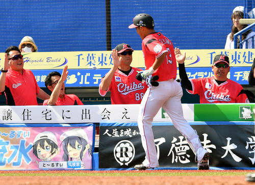 ロッテ対ソフトバンク　2回裏ロッテ1死、右中間へソロ本塁打を放った平沢（手前）を出迎える井口監督（右奥）（撮影・滝沢徹郎）