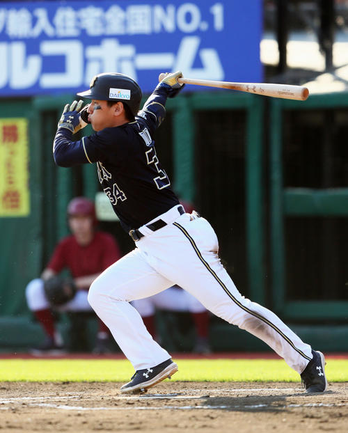 楽天対オリックス　8回表オリックス1死満塁、右前2点適時打を放つ吉田正（撮影・足立雅史）