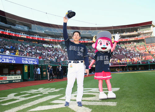 8回に勝ち越し打を放った吉田正はファンの声援に手を振って応える（撮影・足立雅史）