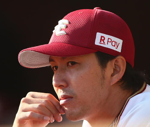楽天対オリックス　7回1失点の楽天岸はベンチから戦況を見つめる（撮影・足立雅史）