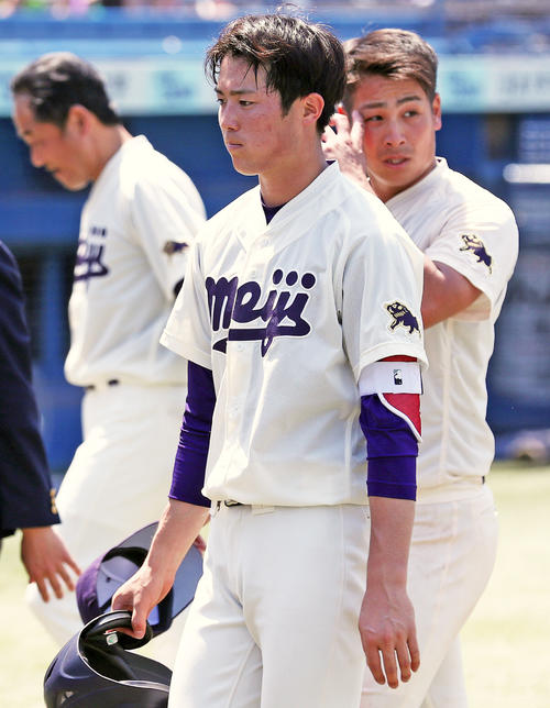 同点で9回打ち切り引き分けとなり、肩を落として引き揚げる森下（中央）（撮影・大野祥一）
